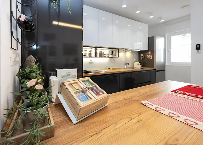 Sweet Cherry Apartment Split