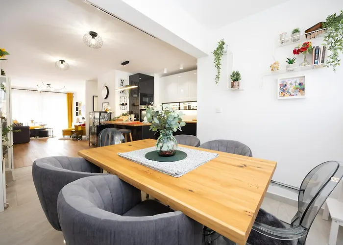 Sweet Cherry Apartment Split