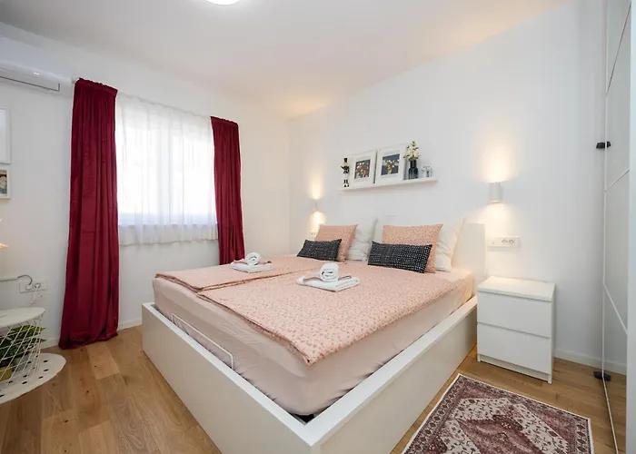 Sweet Cherry Apartment Split